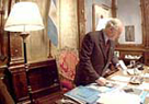 Fernando de la Ra recoge sus papeles del despacho presidencial antes de abandonar la Casa Rosada. 