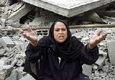 Una mujer palestina se lamenta entre los escombros de su vivienda