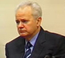Milosevic escucha a las acusaciones de la fiscal, Carla del Ponte.