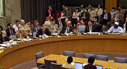 La imagen muestra el momento en que el embajador estadounidense en la ONU, John Negroponte (segundo izda.), votra en contra de la resolucin. 