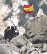 Dos soldados armados, bajo la bandera espaola izada en Perejil