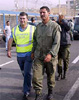 Efectivos de la Guardia Civil acompaan en la frontera de Ceuta a los soldados marroquies apresados en la isla Peregil