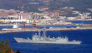 La fragata de la Armada espaola Navarra, a su entrada en el puerto de Ceuta. 