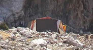 Los marroques montaron tiendas de campaa en una pequea explanada situada entre las escarpadas paredes de roca de la isla