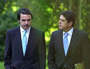 En la foto, el presidente Jos Mara Aznar y el ministro de Defensa, Federico Trillo pasean por los jardines de la Moncloa 
