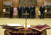 Los ministros entrantes tras jurar el cargo ante el Rey