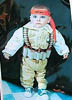Esta foto encontrada en una casa de Hebrn muestra a un beb palestino que aparece disfrazado de kamikaze.