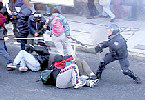 Varios manifestantes se enfrentan con la polica en Buenos Aires.