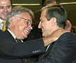 Felipe Gonzlez y Adolfo Surez se abrazan tras encontrarse en el saln de plenos del Congreso, junio 2002