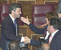 El ministro de Justicia, Angel Acebes, es felicitado por diputados de su partido tras el pleno.