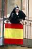 Una monja coloca una bandera de Espaa en el balcn antes de un partido de Espaa en el mundial de ftbol de Corea