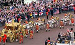 La Reina Isabel II recorri las  calles de Londres en su carroza de oro en el acto que culmina el 50 aniversario de su reinado.