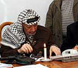 El presidente de la Autoridad Palestina, Yasir Arafat, encerrado en su oficina, en una foto facilitada por sus colaboradores. 