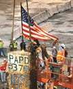 Una bandera de EE UU fue colocada sobre un pilar de las Torres Gemelas, en la zona cero de Nueva York, durante la conclusin de los trabajos de desescombro