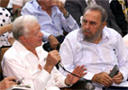 Castro escucha al ex presidente Carter durante su visita a un centro de biotecnologa en La Habana. 