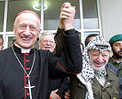 Yasir Arafat, a la derecha, y el cardenal Roger Etchegaray, enviado del Papa, se cogen de la mano en Ramala. 