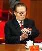 Jiang Zemin pone su reloj en hora