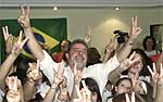 El candidato del Partido de los Trabajadores, Lula da Silva, saluda, rodeado de nios.