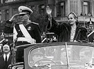 Evita y Juan Domingo Pern saludan desde un coche descubierto en Buenos Aires. 