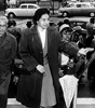 En 1955, Rosa Parks se neg a ceder su asiento a un blanco, como obligaba la ley del Sur, y su resistencia acab con la segregacin racial