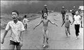 La imagen de la nia Kim Phuc, desnuda y desvalida, tras escapar de su poblado en llamas, constituye uno de los conos ms impactantes de la Guerra de Vietnam.