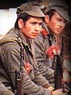 Dos soldados portugueses, en 1974, con  claveles en sus fusiles