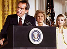 Nixon, con su familia, en su discurso de despedida tras presentar su dimisin