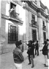 La ltima fotografa de Salvador Allende, por una de las ventanas del primer piso del Palacio de la Moneda. se asoma para constatar que lo estaban abandonando a su suerte.