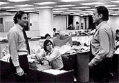 Los autenticos  Woodward (izquierda) y Carl Bernstein, (sentado), en la redaccin del peridico. 