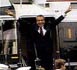 El 9 de agosto del 74, Nixon toma por ltima vez el helicptero presidencial, en su despedida un falso saludo de victoria