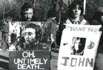 John Lennon es asesinado en el 81, sus seguidores se manifiestan en seal de duelo