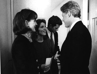 Acompaada de sus hijos, saluda al presidente Clinton en Boston en 1993.