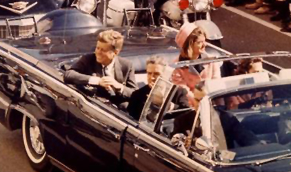 El presidente y su esposa desfilan junto al Gobernador de Texas, John Connally, en Dallas momentos antes de que un francotirador acabara con la vida de JFK.