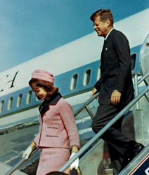 El presidente John F. Kennedy y su esposa descienden del Air Force One a su llegada a Dallas, horas antes de que el presidente fuera asesinado