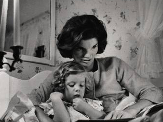 Con su hija Caroline leyndole un cuento antes de dormir