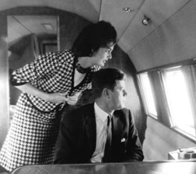 El todava senador J. F. Kennedy, acompaado de Jacqueline, durante su llegada en avin a California en la campaa de las primarias a las elecciones presidenciales de 1960.