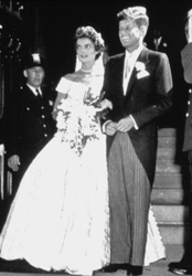 El 12 de septiembre  de 1953, Jacqueline Bouvier se converta en la mujer de John Fiztgerald Kennedy en la iglesia de Newport, en Rhode Island.