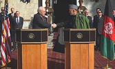 El vicepresidente de los EE.UU Dick Cheney felicita a Karzai en su toma de posesin