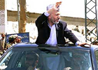 El presidente de Afganistn, Hamed Karzai, sobrevivi a un intento de asesinato en la ciudad afgana de Kandahar. En el mismo, ha resultado herido el Gobernador de la ciudad, Gul Agha Sherzai, y han muerto otras tres personas