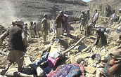 Habitantes de Karam, al oeste de Afganistn, observan los daos causados por un bombardeo estadounidense en octubre del 2001