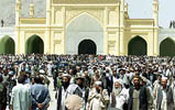 Una multitud acude a la mezquita de Kabul donde ha tenido lugar una ceremonia en recuerdo del ministro asesinado.