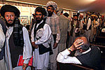 Delegados de la Loya Jirga esperan para elegir al nuevo presidente de Afganistn. 