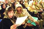 Dos mujeres afganas leen una declaracin durante la apertura de la Loya Jirga. 