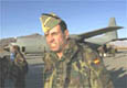 Un militar espaol delante de Hrcules de la Fuerza rea Espaola, en Kabul