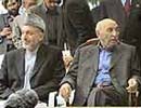 El depuesto rey de Afganistn Mohamed Zahir Shah   acompaado por el Jefe de Gobierno provisional afgano,  Karzai 