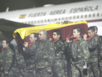 El fretro con los restos mortales de Idoia Rodrguez Bujn, a su llegada al aeropuerto gallego de Lavacolla