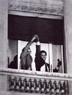 Felipe González y Alfonso Guerra, saludando el 28 de octubre del 82, desde unos de los balcones del Hotel Palace