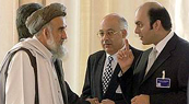 Mustafa Sahir (dcha), hijo del rey afgano en el exilio, charla con Ataullah Alkozai en la ltima sesin de la Conferencia de Bonn.