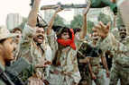 Soldados kuwaities en al euforia de la victoria