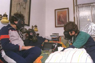 Familia israel con mascaras anti-gas, por miedo a las armas qumicas irakes